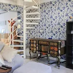 Parisian Duplex Stay Close To Transport